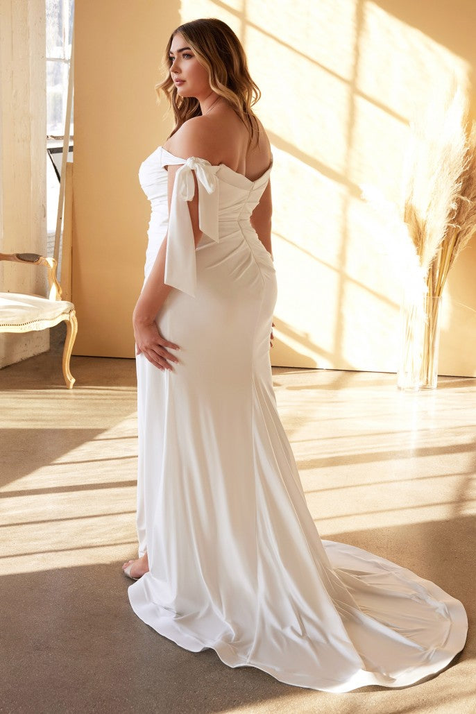 Cette robe allie modernité et charme intemporel, offrant une silhouette raffinée idéale pour une mariée audacieuse et élégante.